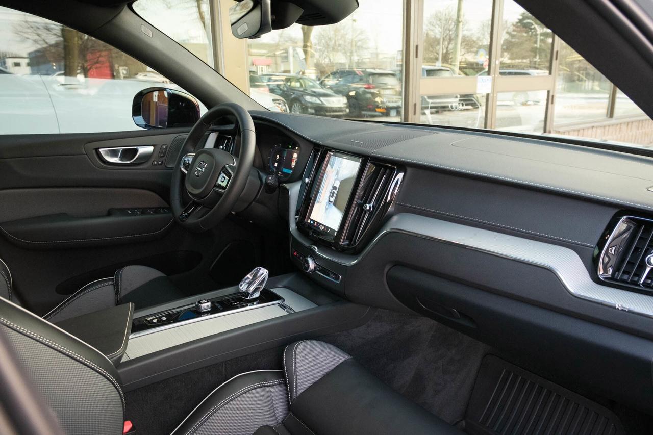 2024 Volvo XC60 Recharge T8 Ultimate Dark AWD Plug In Hybrid Photo