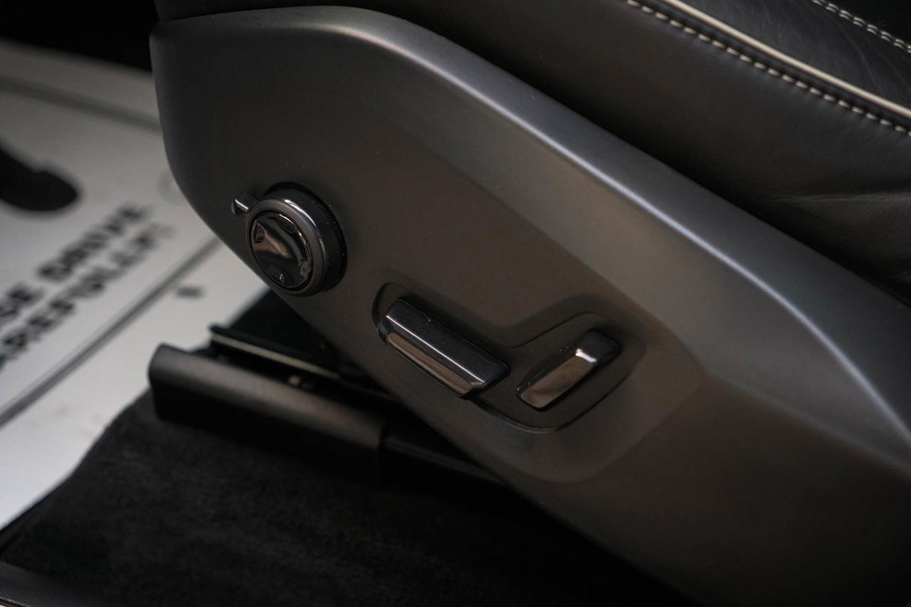 2024 Volvo XC60 Recharge T8 Ultimate Dark AWD Plug In Hybrid Photo