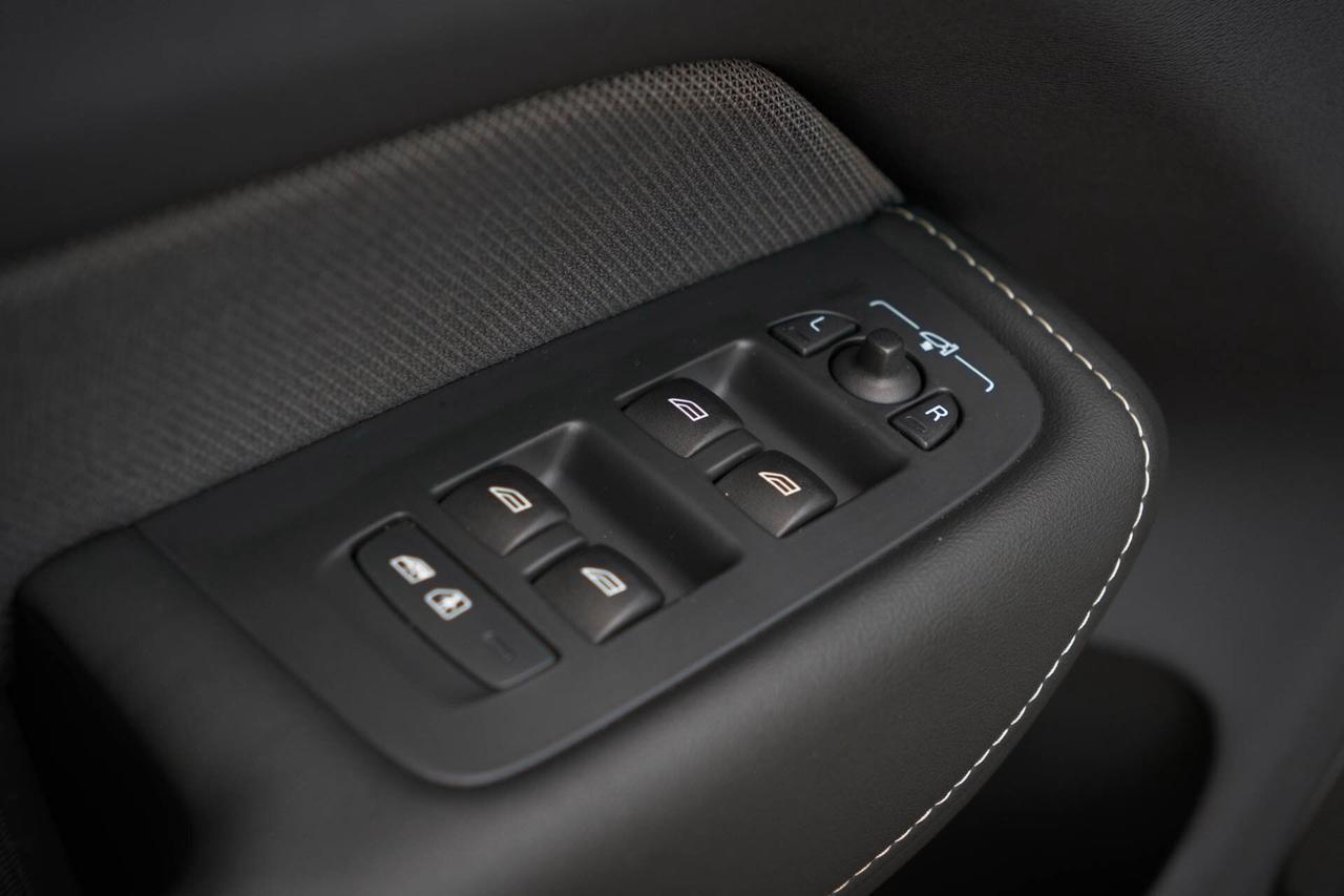 2024 Volvo XC60 Recharge T8 Ultimate Dark AWD Plug In Hybrid Photo