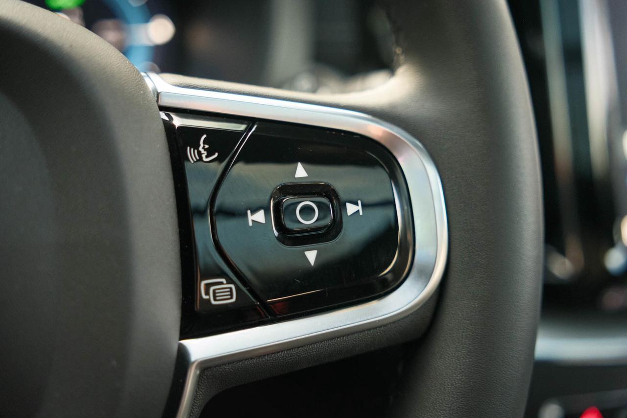 2024 Volvo XC60 Recharge T8 Ultimate Dark AWD Plug In Hybrid Photo