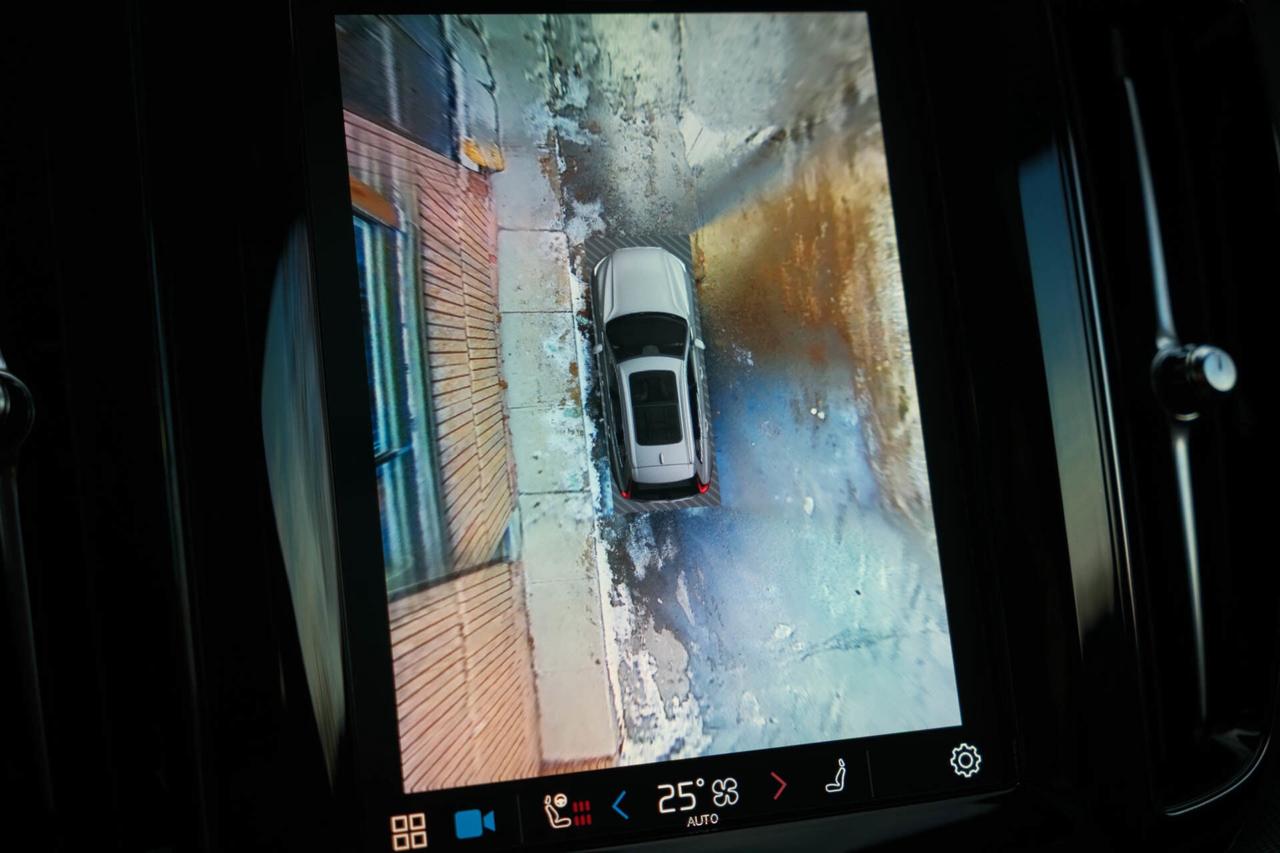 2024 Volvo XC60 Recharge T8 Ultimate Dark AWD Plug In Hybrid Photo