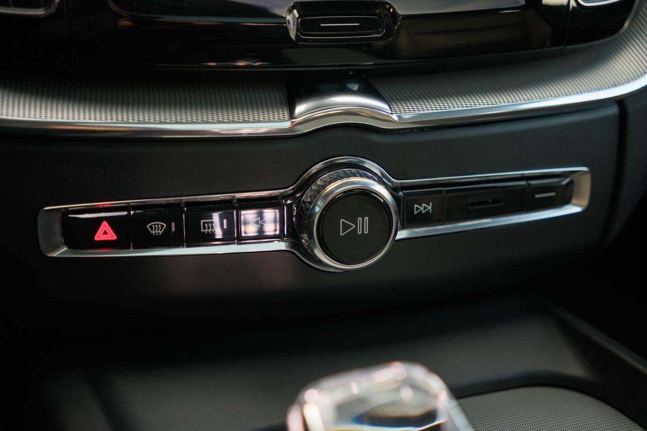 2024 Volvo XC60 Recharge T8 Ultimate Dark AWD Plug In Hybrid Photo