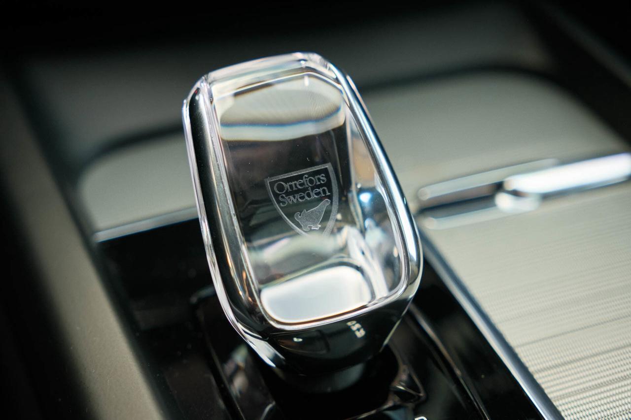 2024 Volvo XC60 Recharge T8 Ultimate Dark AWD Plug In Hybrid Photo