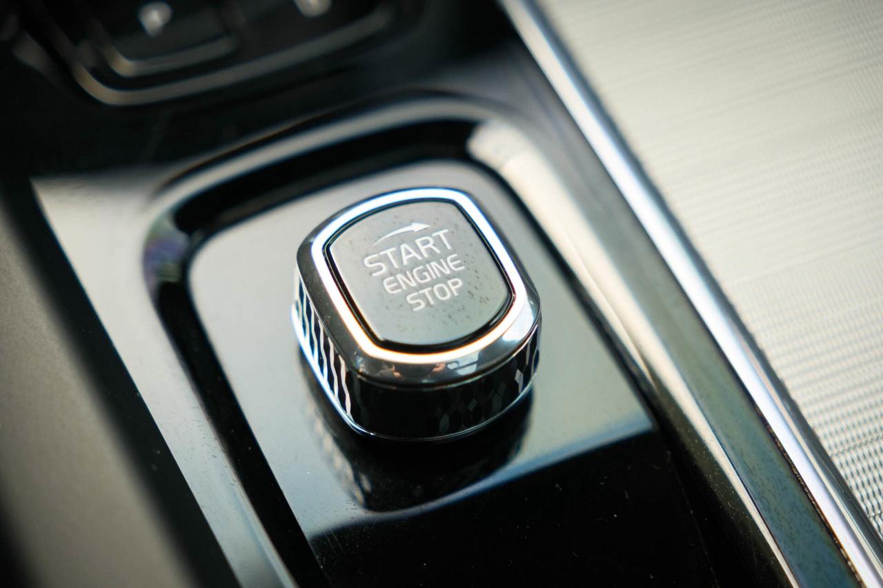 2024 Volvo XC60 Recharge T8 Ultimate Dark AWD Plug In Hybrid Photo