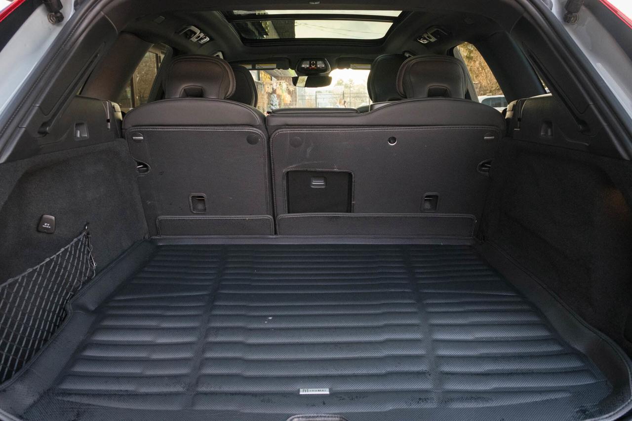 2024 Volvo XC60 Recharge T8 Ultimate Dark AWD Plug In Hybrid Photo