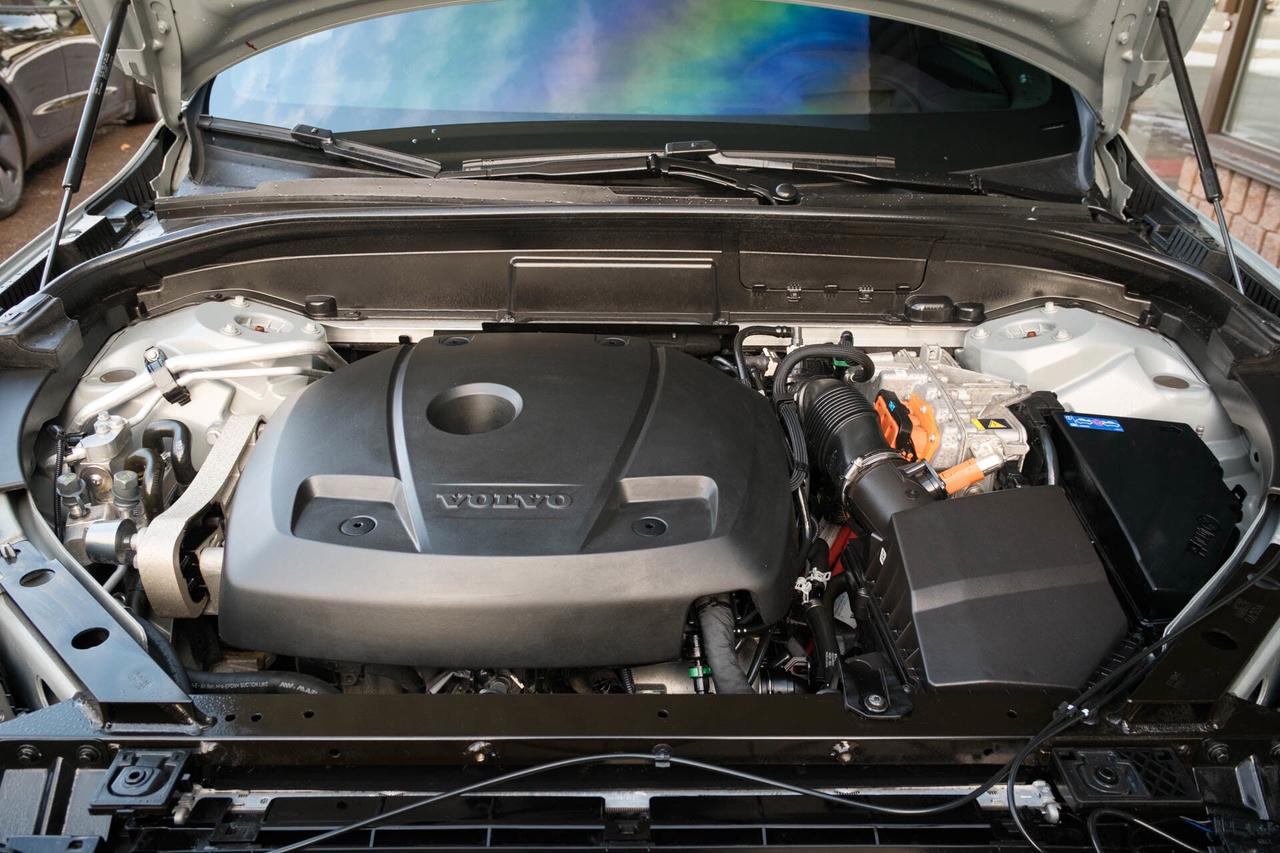 2024 Volvo XC60 Recharge T8 Ultimate Dark AWD Plug In Hybrid Photo