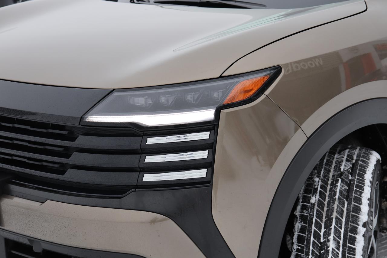 2025 Nissan Kicks SV 1 OWNER OFF LEASE NO ACCIDENTS CARPLAY HTD SEAT Photo