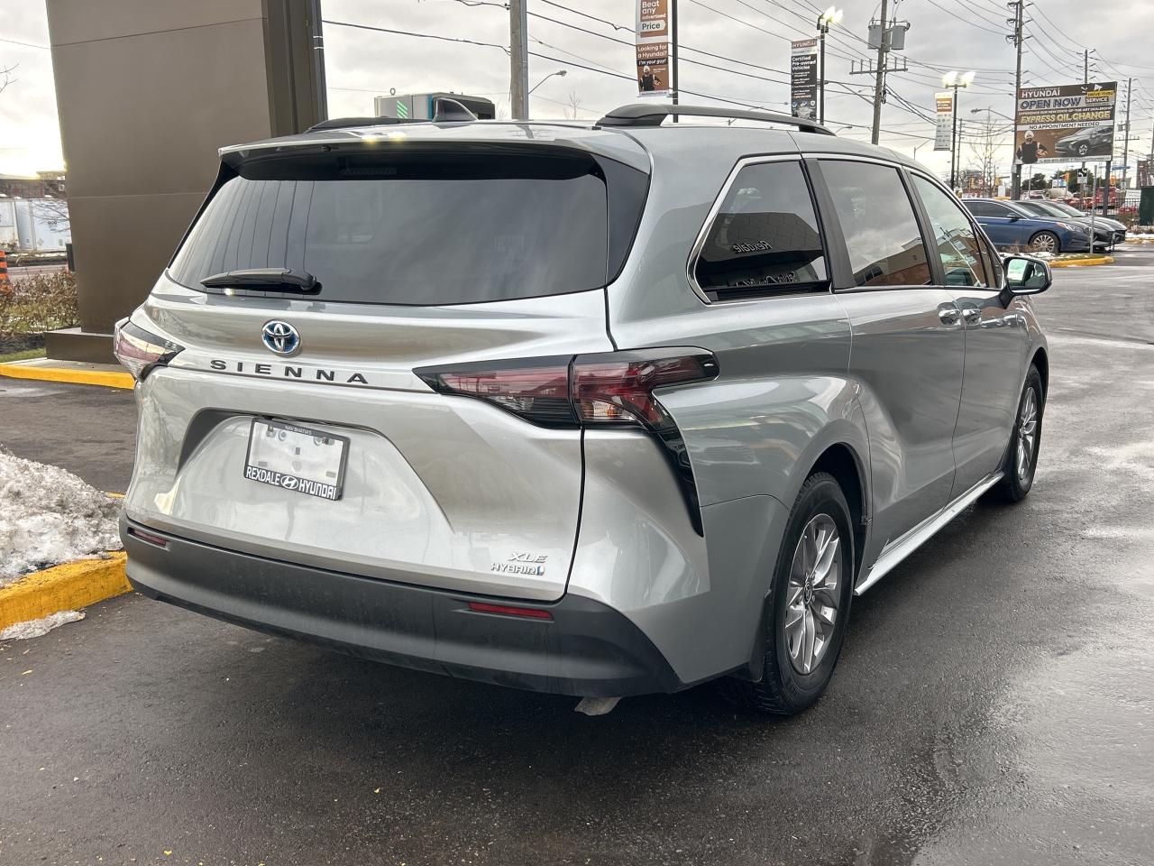 2024 Toyota Sienna XLE 8-Passenger FWD   ONE OWNER Photo