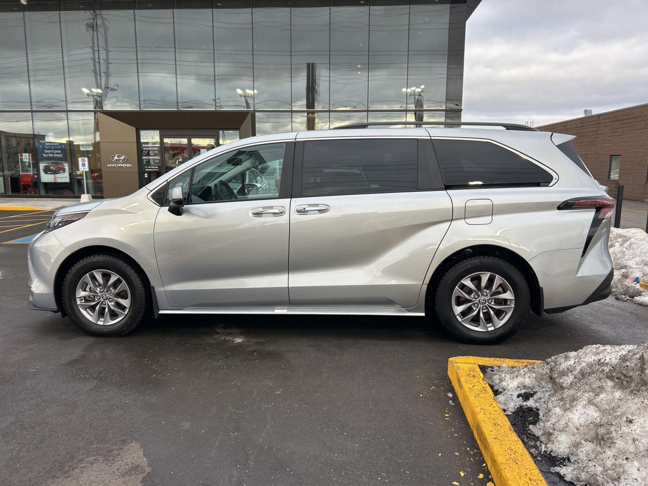 2024 Toyota Sienna XLE 8-Passenger FWD   ONE OWNER Photo