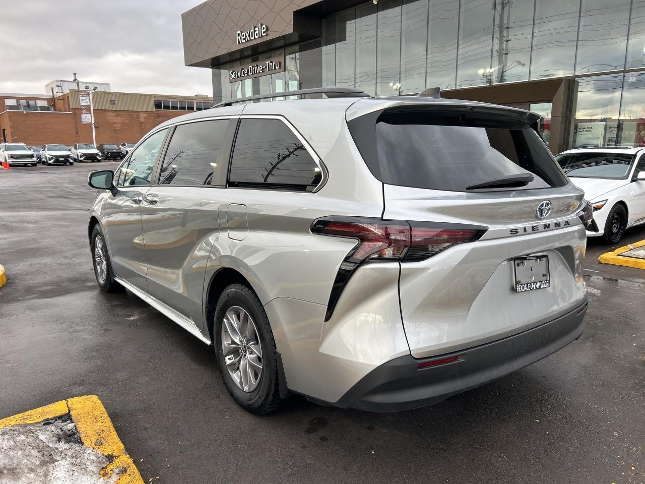 2024 Toyota Sienna XLE 8-Passenger FWD   ONE OWNER Photo2