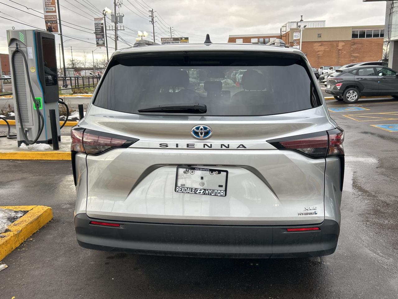 2024 Toyota Sienna XLE 8-Passenger FWD   ONE OWNER Photo3