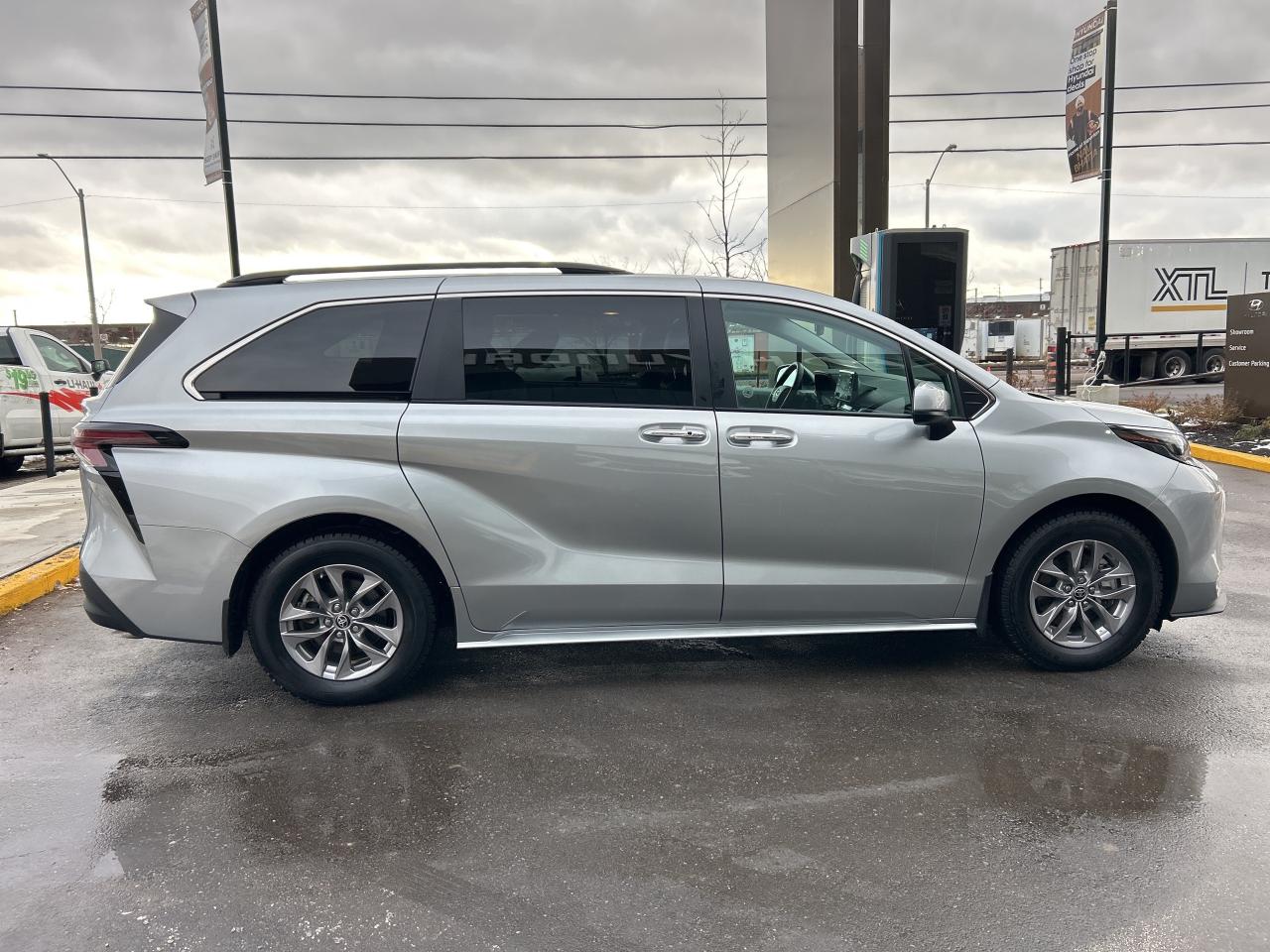 2024 Toyota Sienna XLE 8-Passenger FWD   ONE OWNER Photo