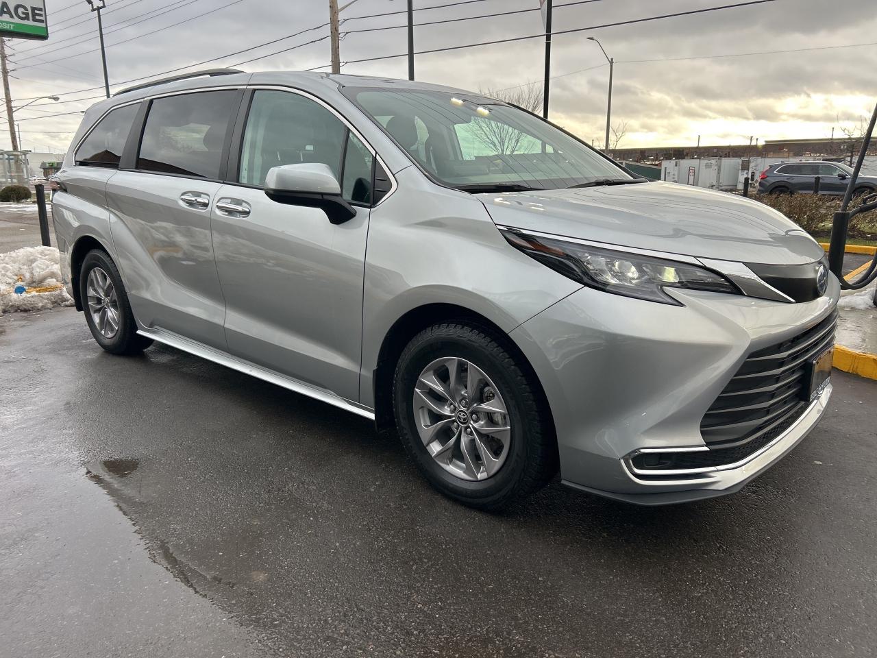 2024 Toyota Sienna XLE 8-Passenger FWD   ONE OWNER Photo