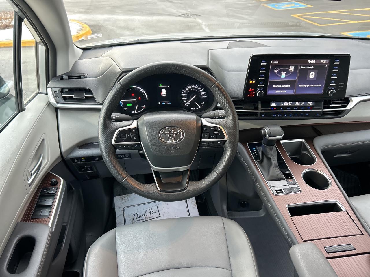 2024 Toyota Sienna XLE 8-Passenger FWD   ONE OWNER Photo