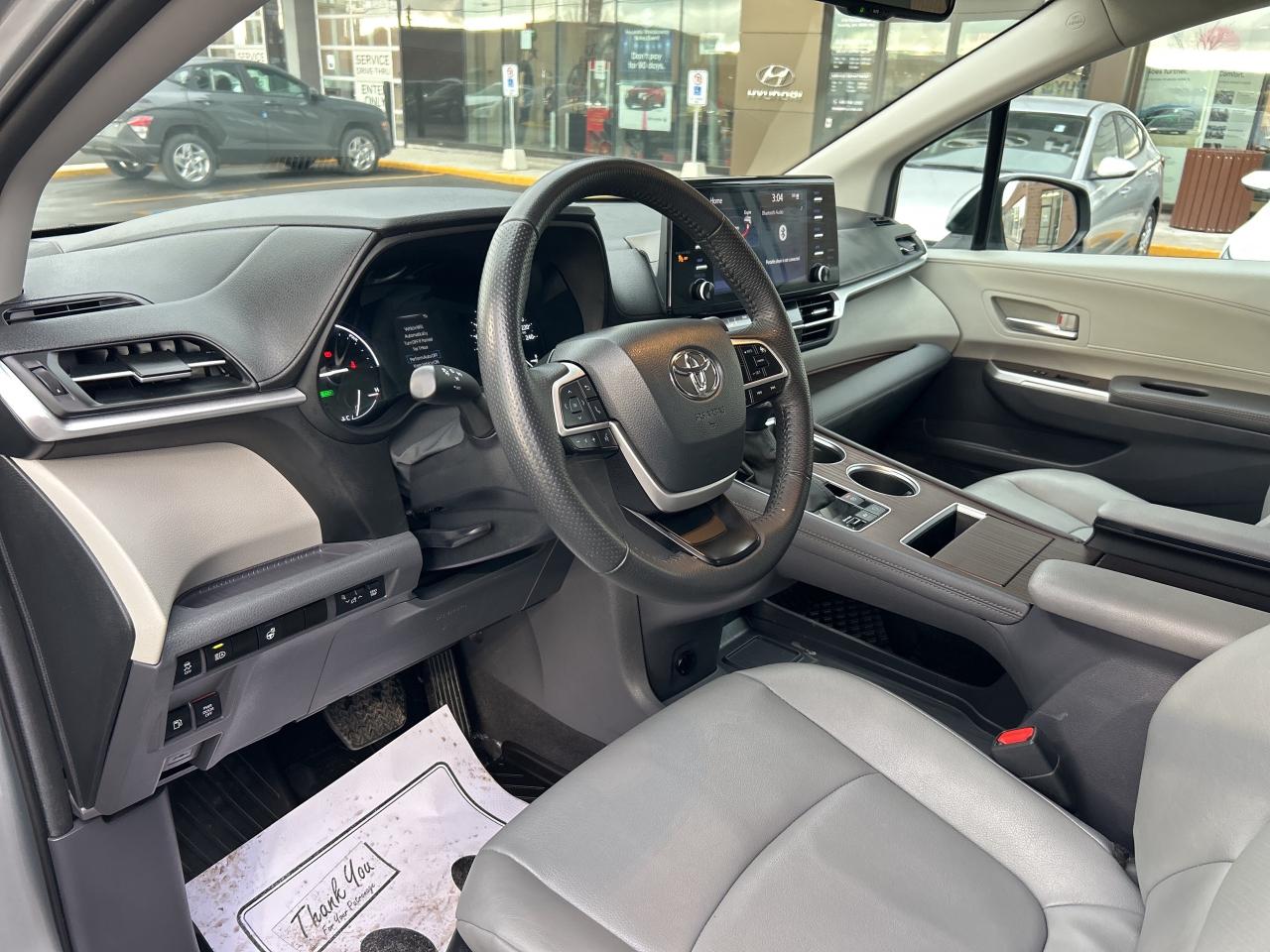 2024 Toyota Sienna XLE 8-Passenger FWD   ONE OWNER Photo