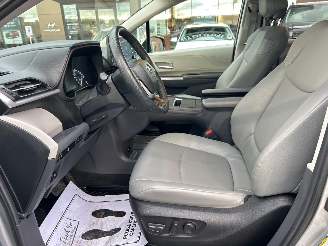 2024 Toyota Sienna XLE 8-Passenger FWD   ONE OWNER Photo