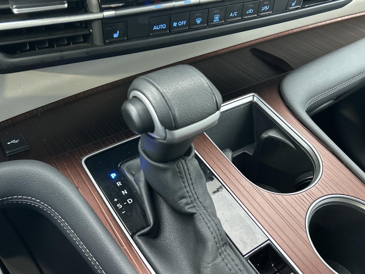 2024 Toyota Sienna XLE 8-Passenger FWD   ONE OWNER Photo