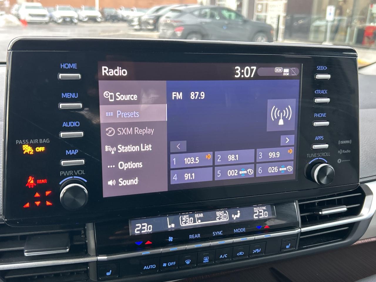 2024 Toyota Sienna XLE 8-Passenger FWD   ONE OWNER Photo