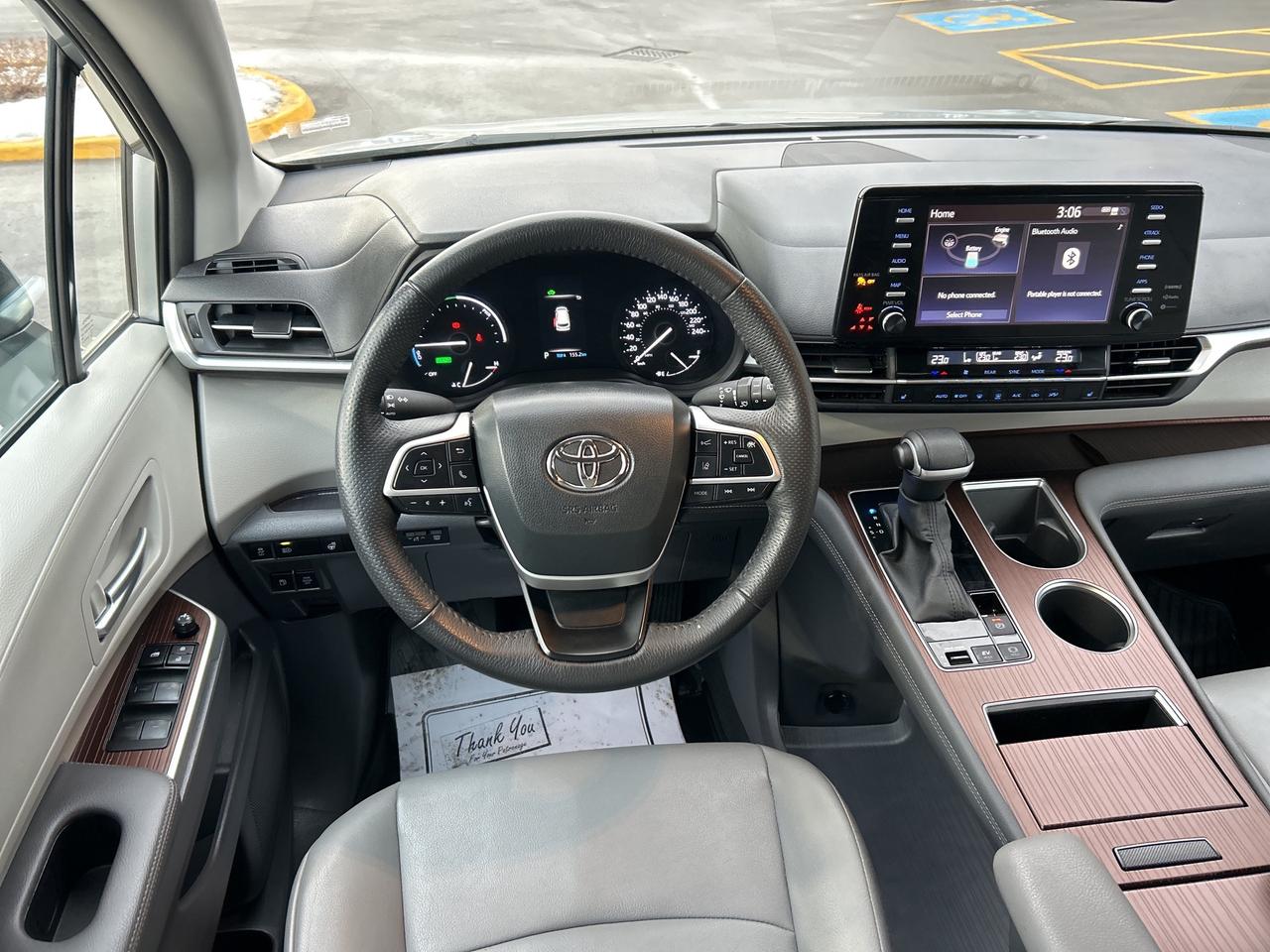 2024 Toyota Sienna XLE 8-Passenger FWD   ONE OWNER Photo