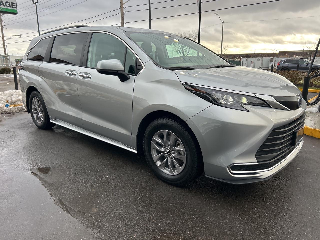 2024 Toyota Sienna XLE 8-Passenger FWD   ONE OWNER Photo