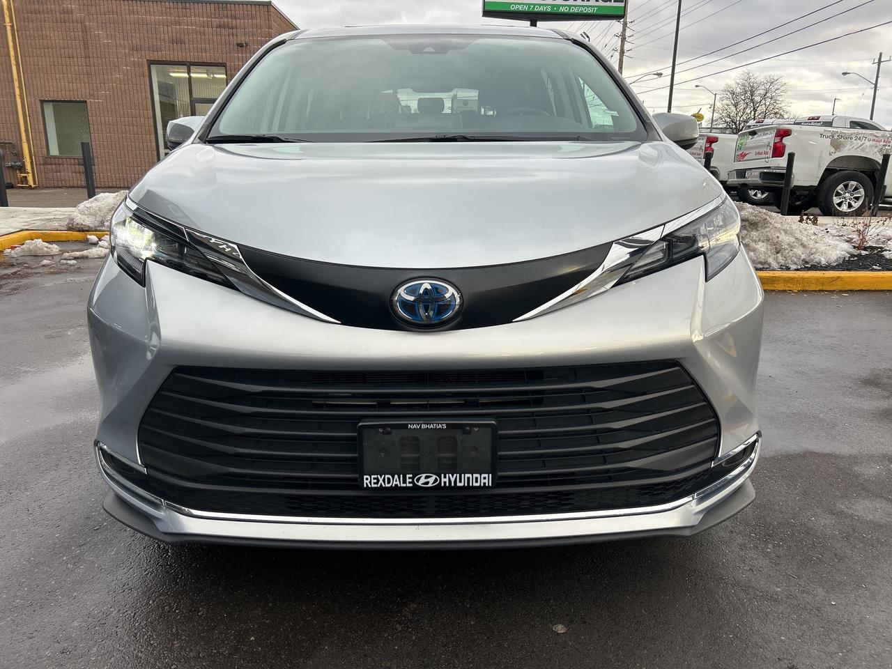 2024 Toyota Sienna XLE 8-Passenger FWD   ONE OWNER Photo