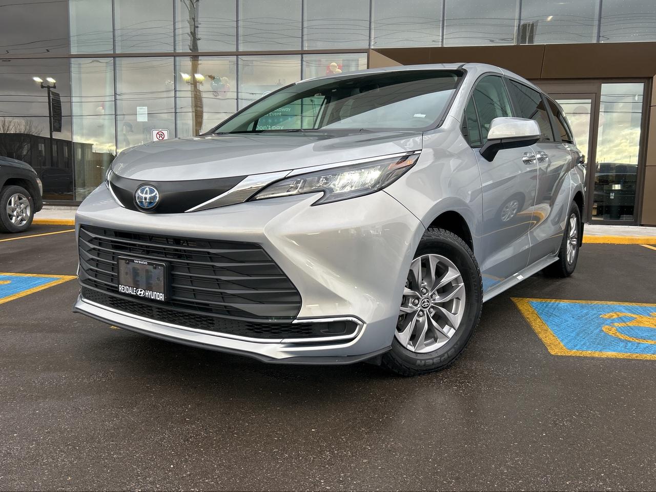 2024 Toyota Sienna XLE 8-Passenger FWD   ONE OWNER Photo