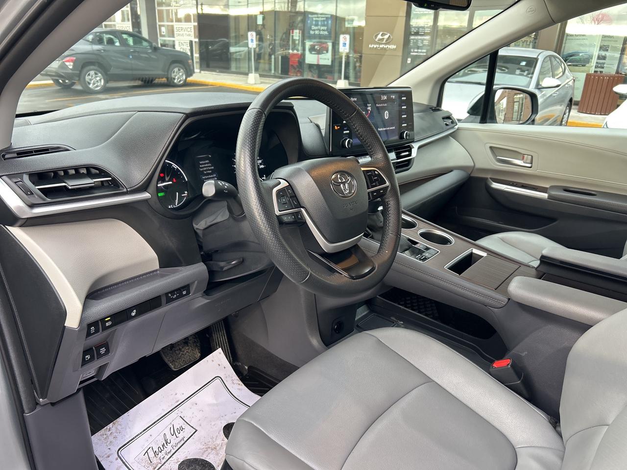 2024 Toyota Sienna XLE 8-Passenger FWD   ONE OWNER Photo