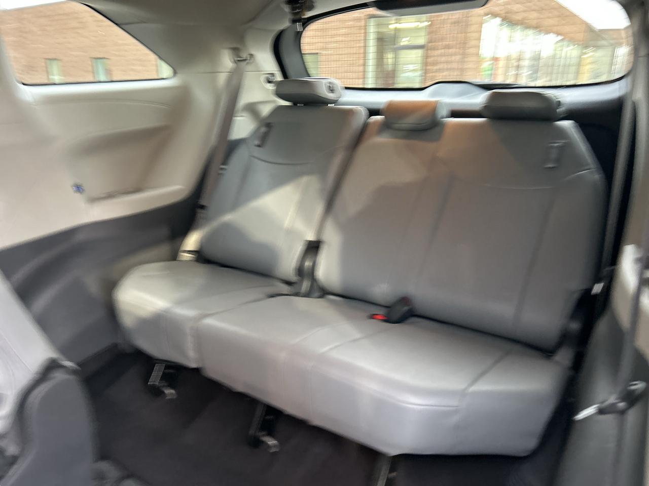 2024 Toyota Sienna XLE 8-Passenger FWD   ONE OWNER Photo