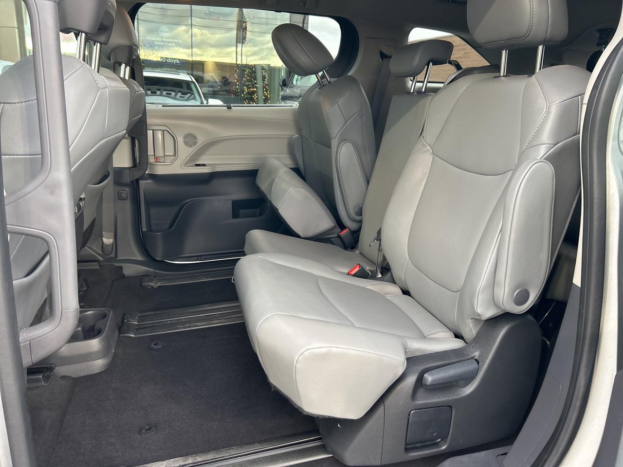 2024 Toyota Sienna XLE 8-Passenger FWD   ONE OWNER Photo