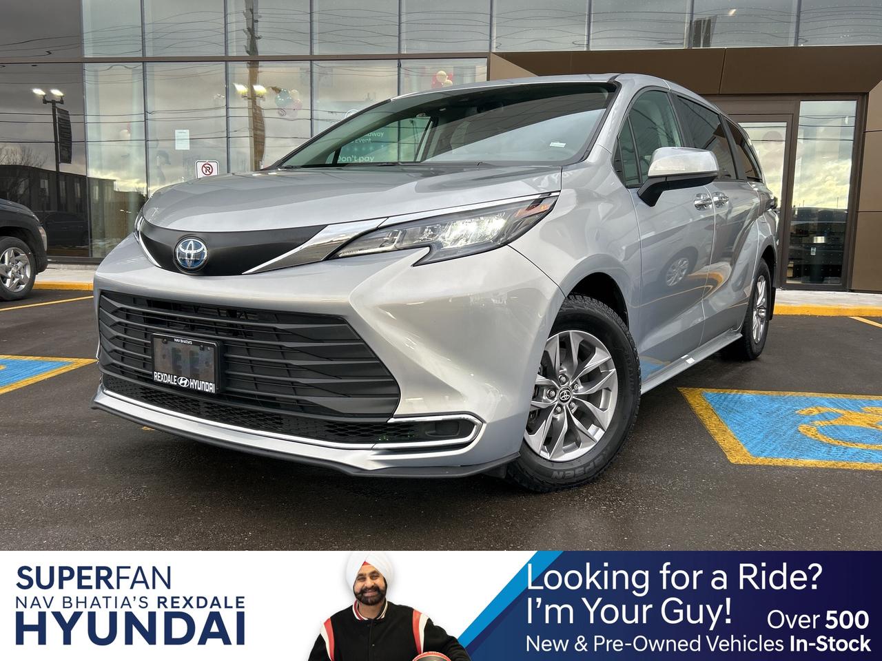 2024 Toyota Sienna XLE 8-Passenger FWD   ONE OWNER Photo0