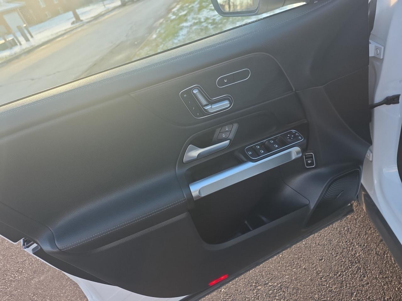 2025 Mercedes-Benz EQB EQB 300 4MATIC * NO ACCIDENTS / 1 OWNER / DRIVER A Photo