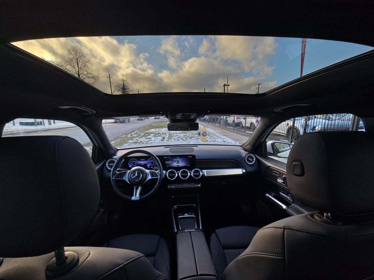 2025 Mercedes-Benz EQB EQB 300 4MATIC * NO ACCIDENTS / 1 OWNER / DRIVER A Photo