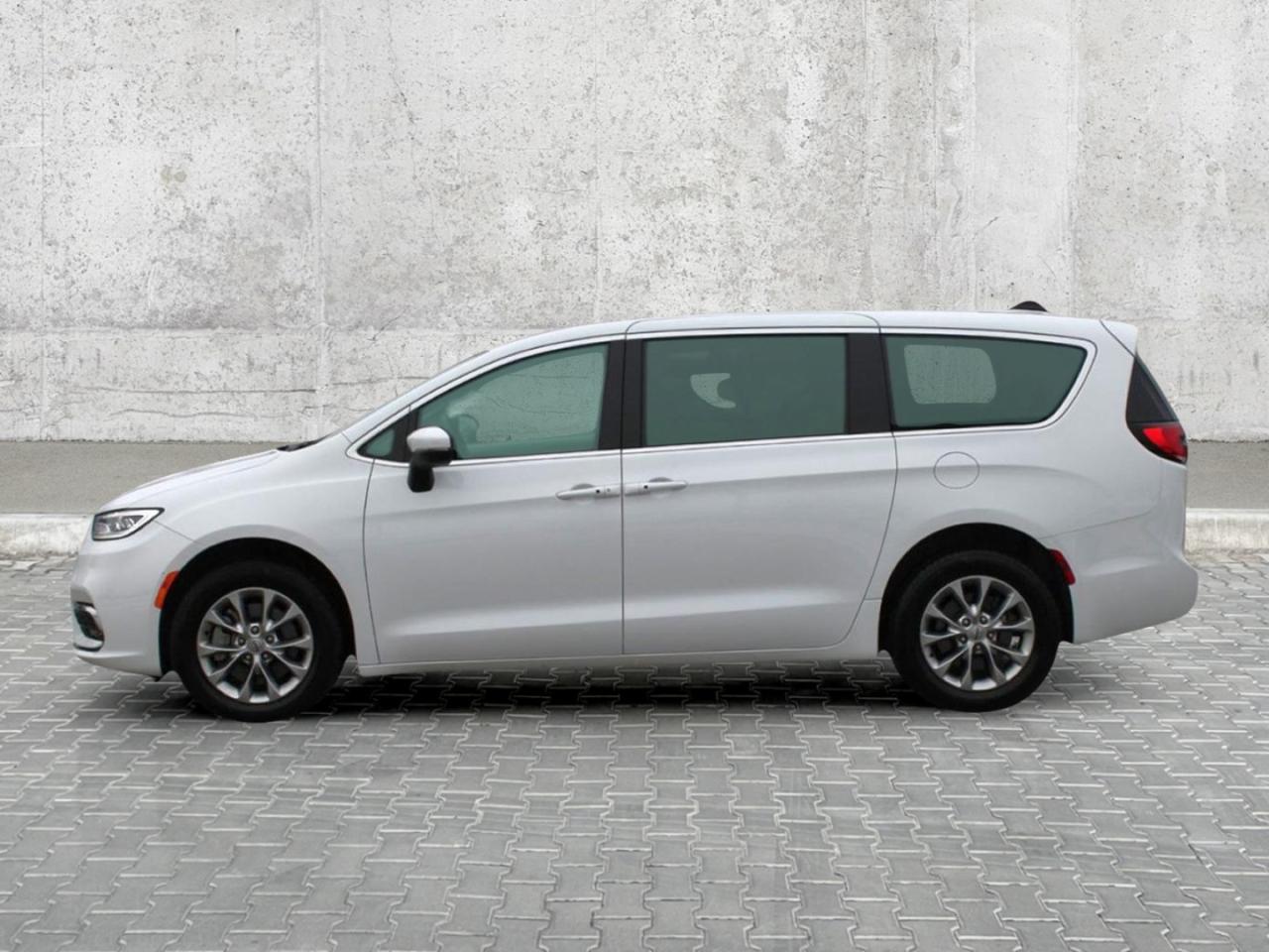 2023 Chrysler Pacifica TOURING L AWD Photo