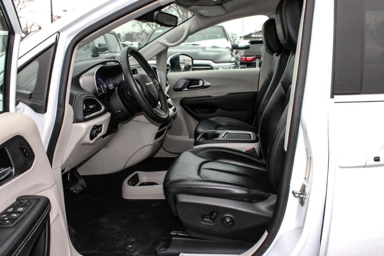 2023 Chrysler Pacifica TOURING L AWD Photo