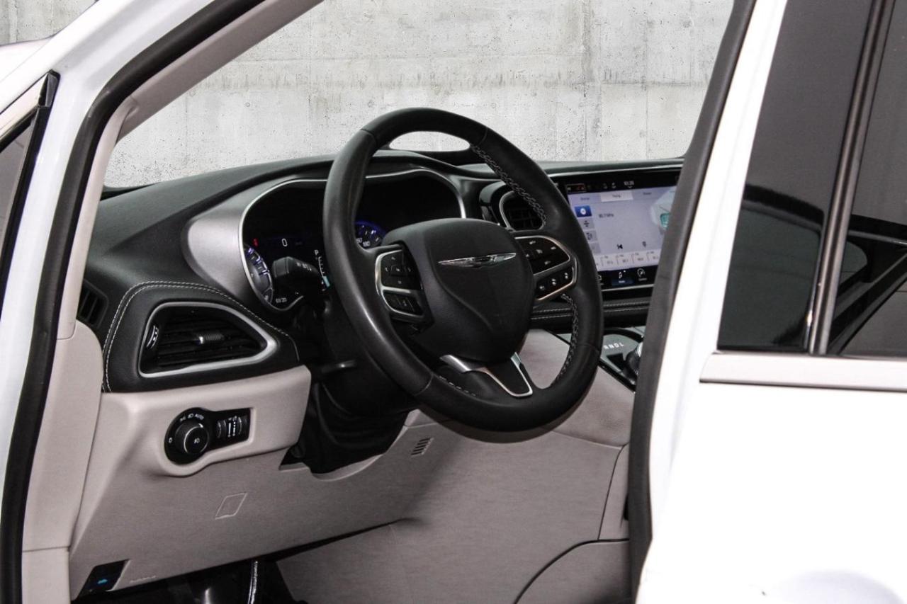 2023 Chrysler Pacifica TOURING L AWD Photo