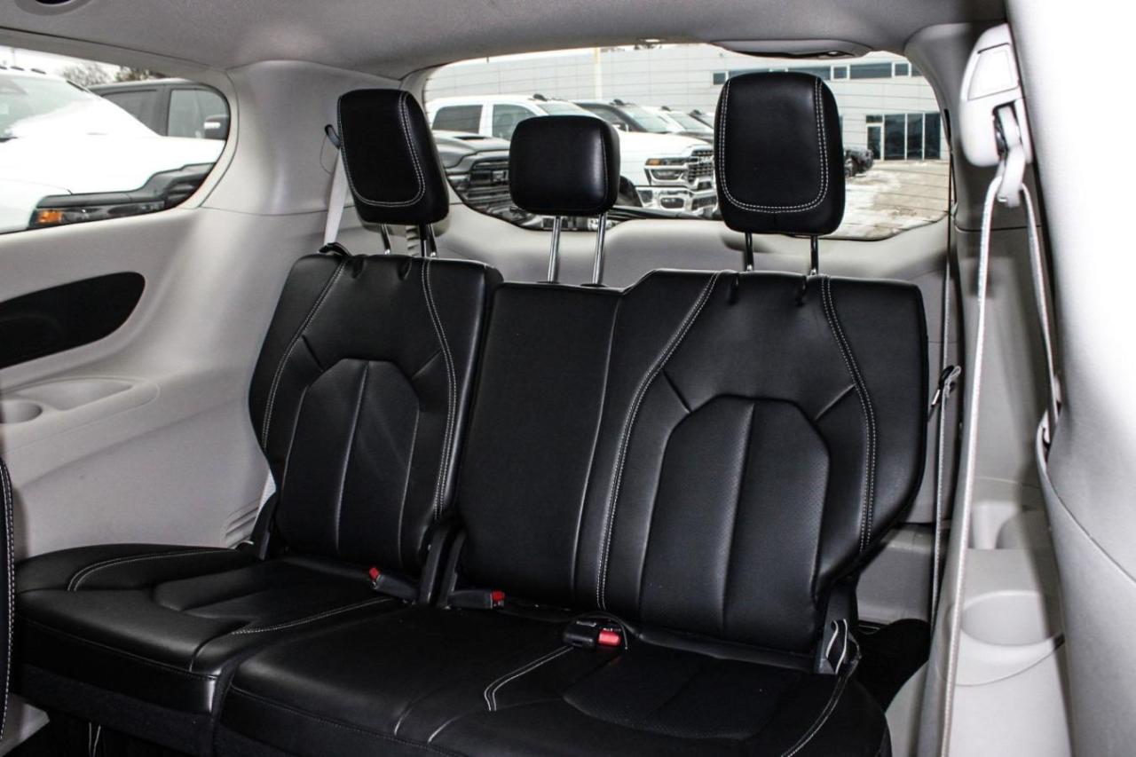 2023 Chrysler Pacifica TOURING L AWD Photo