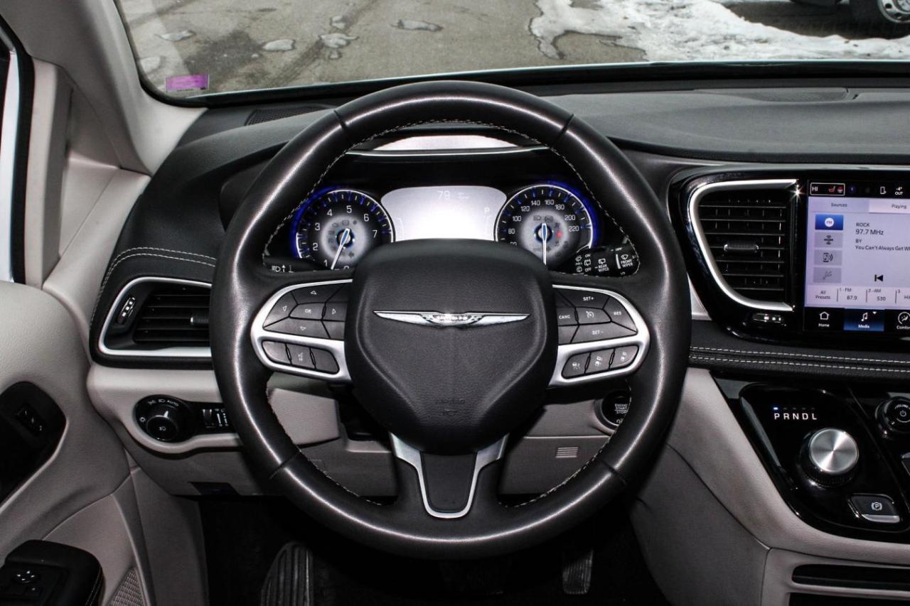 2023 Chrysler Pacifica TOURING L AWD Photo