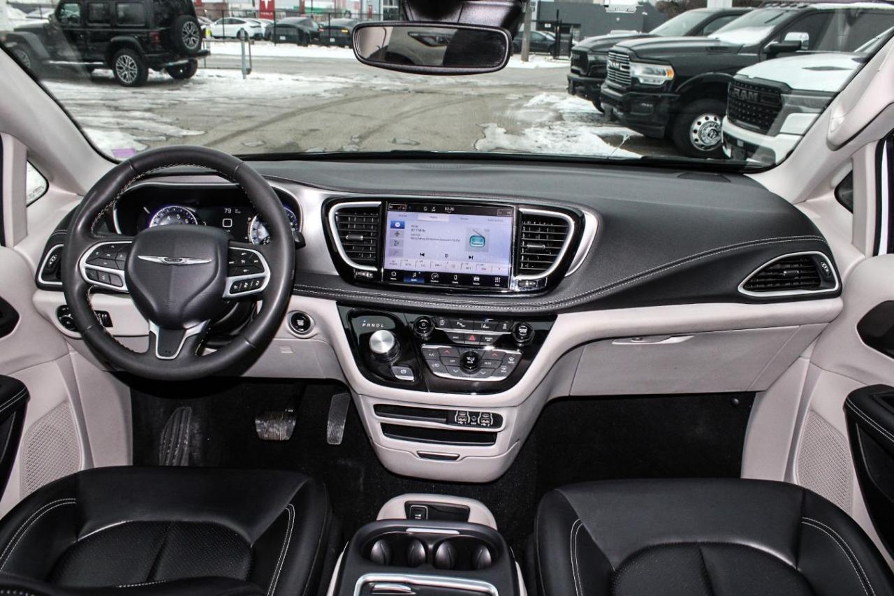 2023 Chrysler Pacifica TOURING L AWD Photo