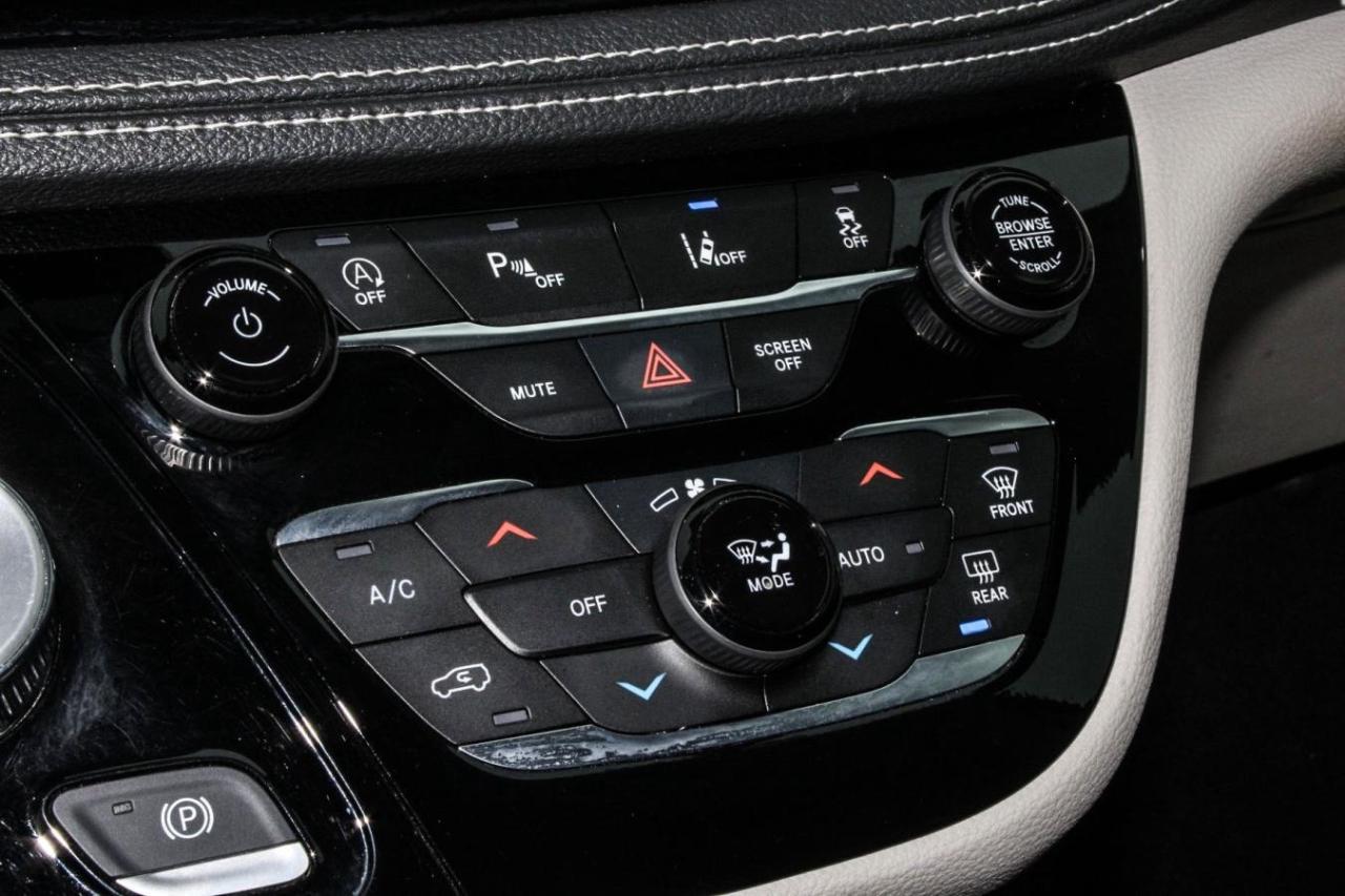 2023 Chrysler Pacifica TOURING L AWD Photo