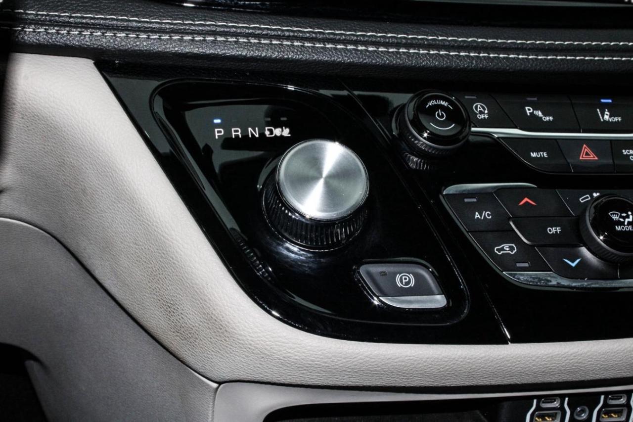 2023 Chrysler Pacifica TOURING L AWD Photo