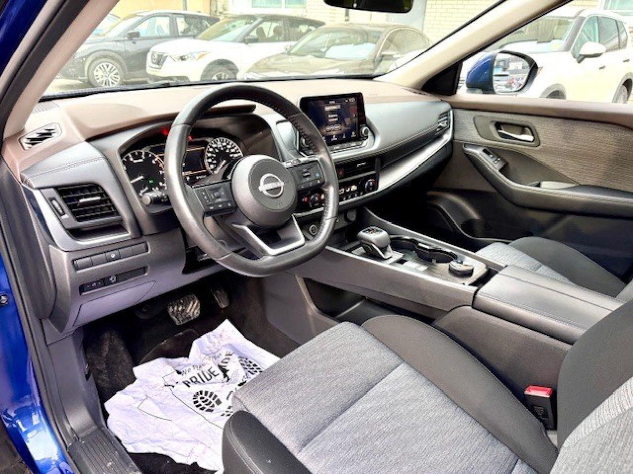 2023 Nissan Rogue SV AWD, MOONROOF, APPLE CARPLAY, PRO-PILOT, XM Photo