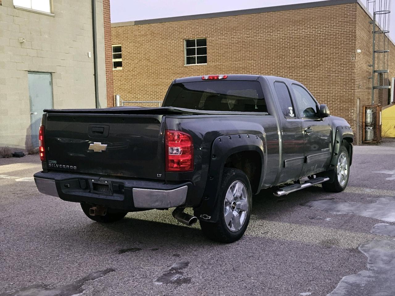 2011 Chevrolet Silverado 1500 4WD Ext Cab 143.5 LT Photo3