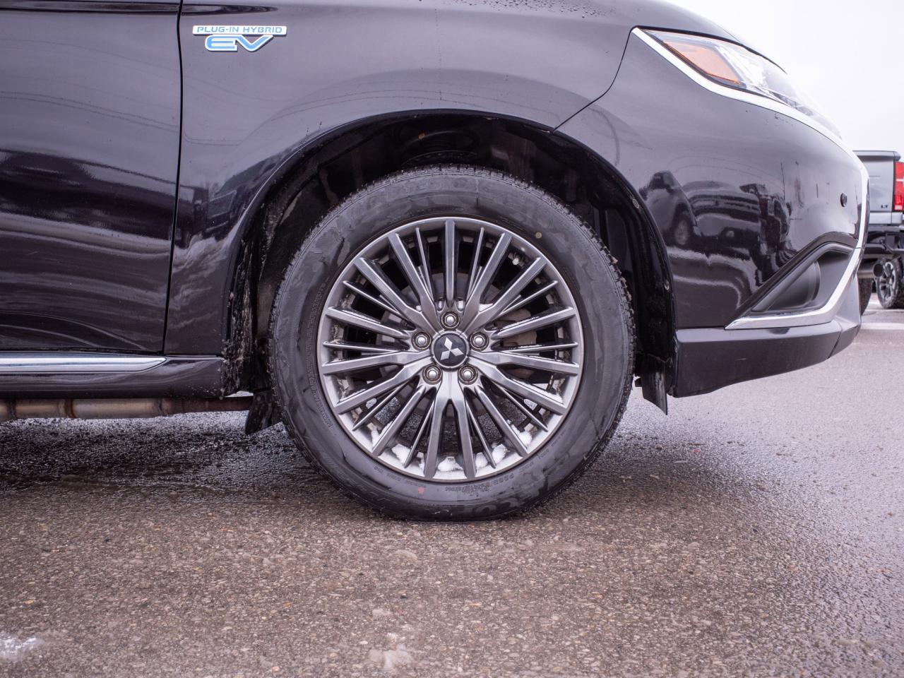 2022 Mitsubishi Outlander PHEV - Dual-Zone Climate Control   Rain Sensing Wipers Photo