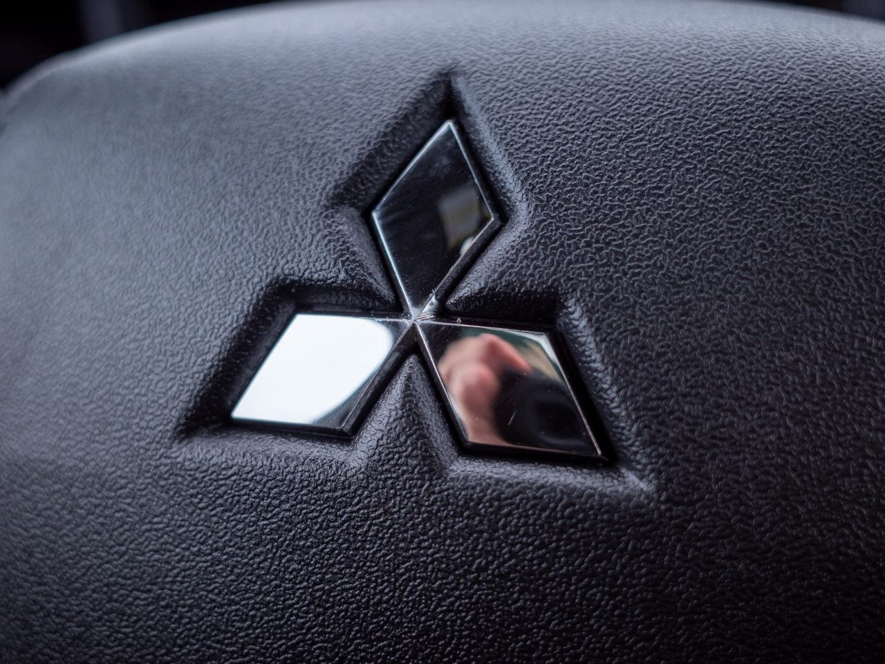 2022 Mitsubishi Outlander PHEV - Dual-Zone Automatic Climate Control Photo