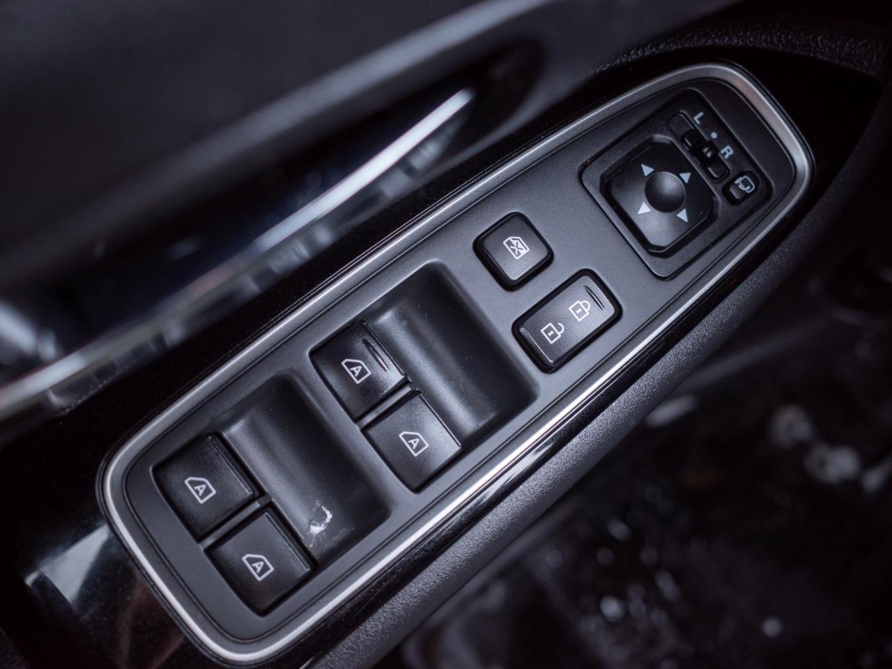 2022 Mitsubishi Outlander PHEV - Dual-Zone Automatic Climate Control Photo