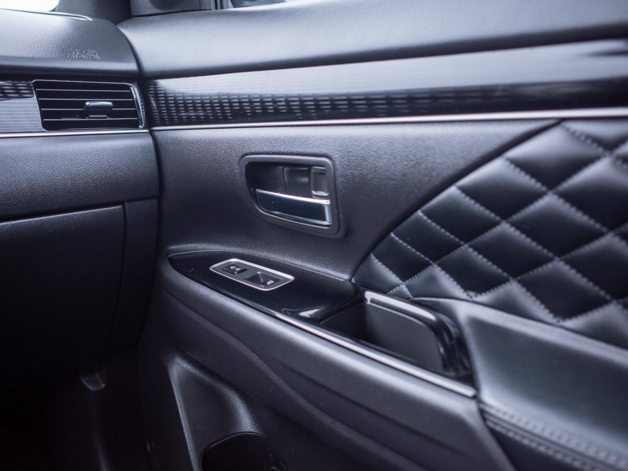 2022 Mitsubishi Outlander PHEV - Dual-Zone Automatic Climate Control Photo