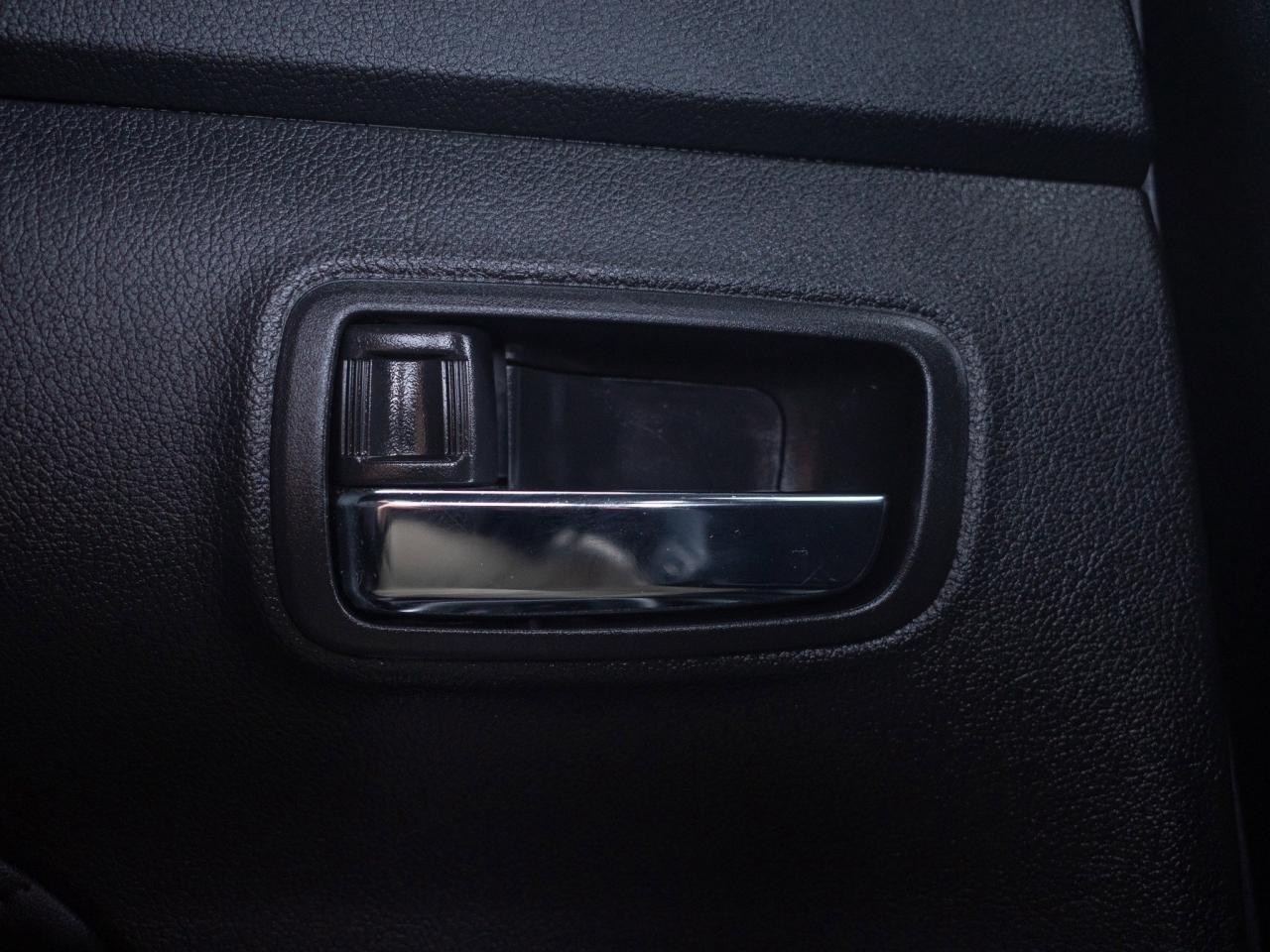 2022 Mitsubishi Outlander PHEV - Dual-Zone Climate Control   Rain Sensing Wipers Photo