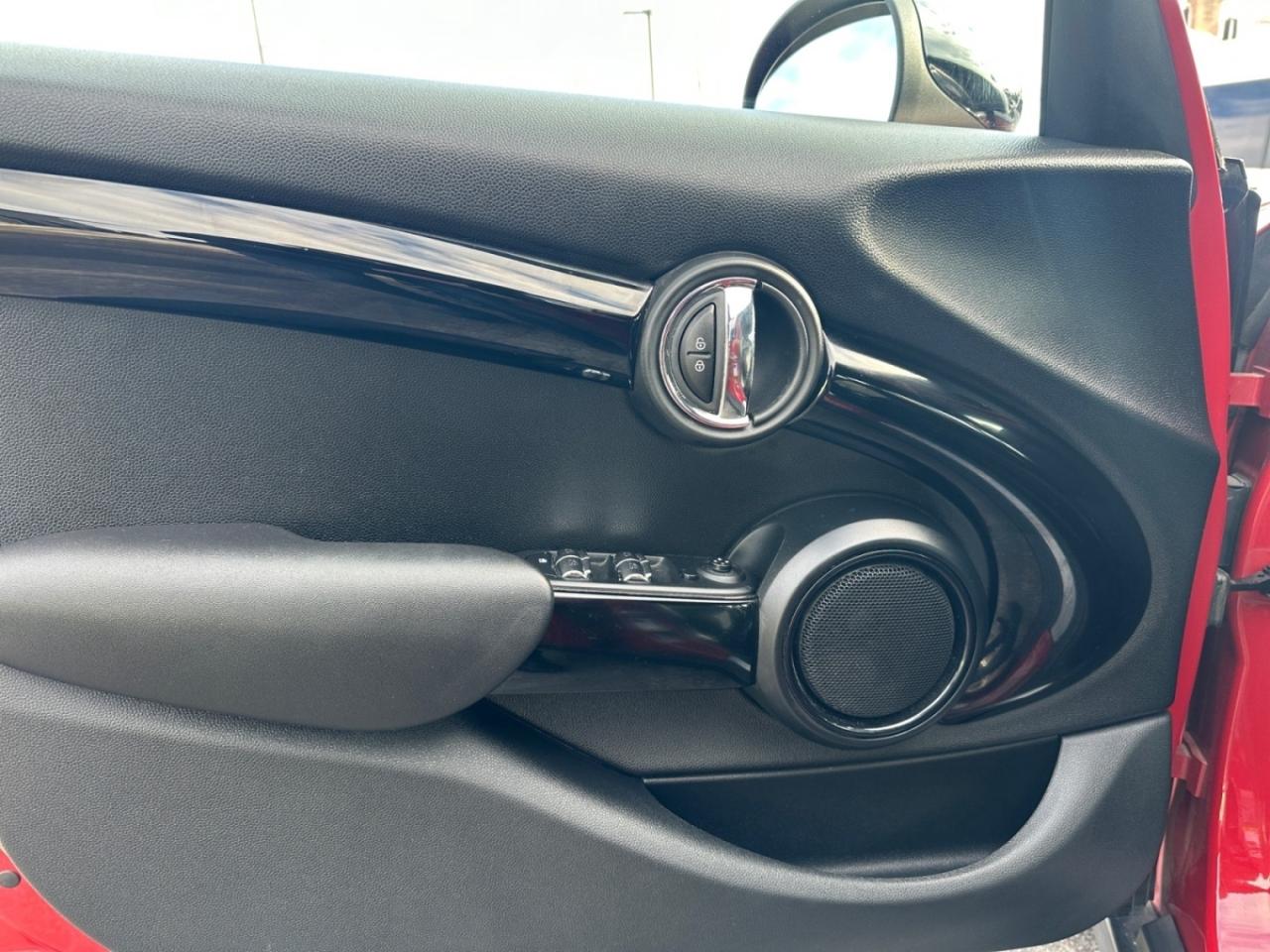 2017 MINI Cooper 5 Door Cooper S / 1 OWNER / VERY LOW KM / HEADSUP DISPLAY Photo