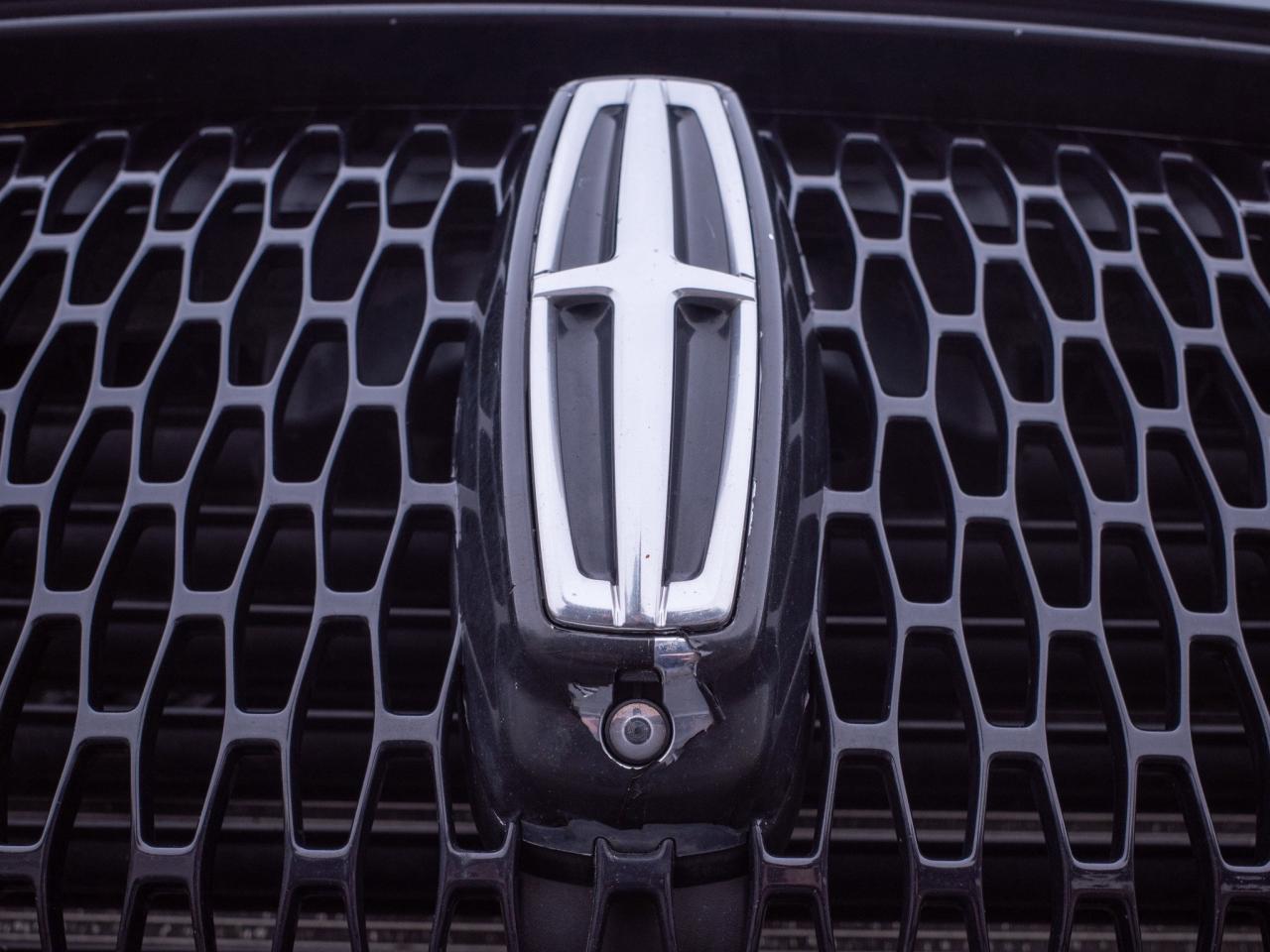 2021 Lincoln Navigator Reserve - Heated Steering Wheel Photo