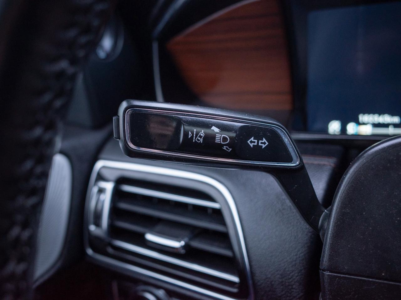 2021 Lincoln Navigator Reserve - Heated Steering Wheel Photo